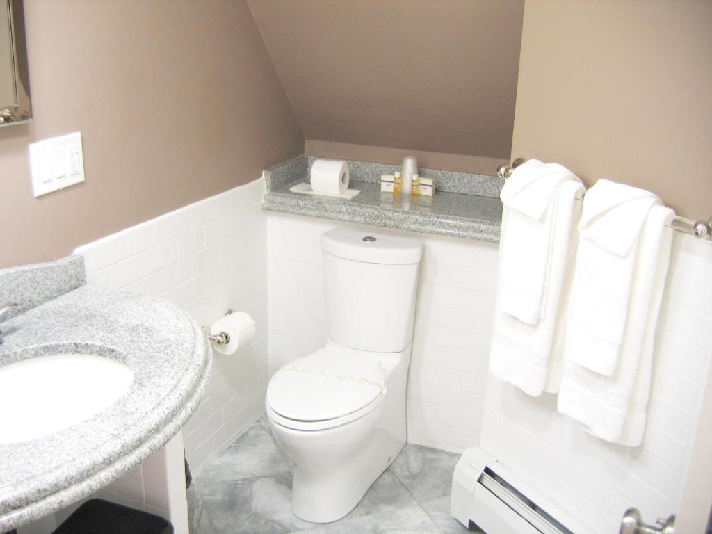 Longwood Inn Brookline Room photo